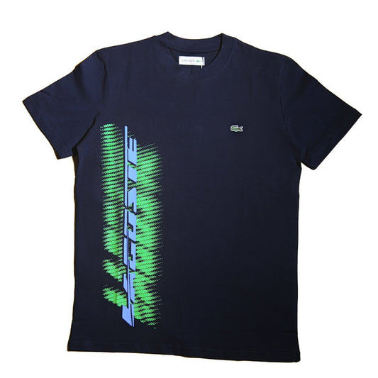 Tricouri La Moda TRICOU Tricou LACOSTE Retro Sport – Print Vertical și Logo Crocodil